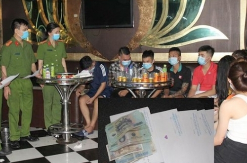 5 cặp đôi nam nữ làm điều bất thường trong phòng karaoke