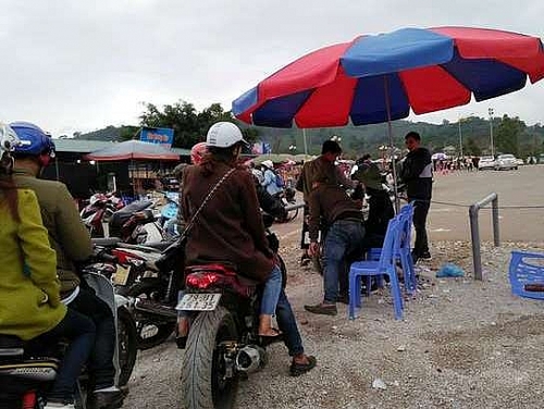 “Chặt chém” phí trông xe ở điểm du lịch