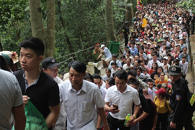 phu tho trinh sat hoa trang vao dong nguoi tham gia le hoi den hung dam bao an toan cho du khach