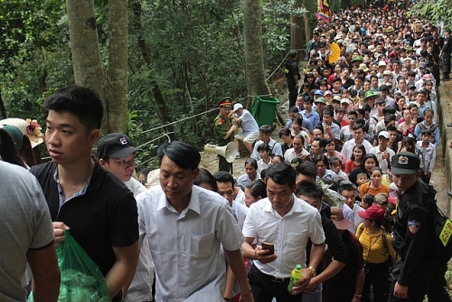 Trinh sát hóa trang vào dòng người tham gia Lễ hội Đền Hùng, đảm bảo an toàn cho du khách