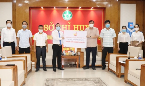 Thành phố Vĩnh Yên tiếp nhận 500 kít xét nghiệm, ủng hộ công tác phòng, chống dịch Covid-19