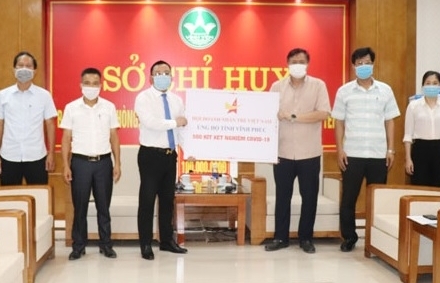 Thành phố Vĩnh Yên tiếp nhận 500 kít xét nghiệm, ủng hộ công tác phòng, chống dịch Covid-19