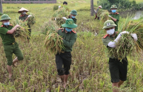 Thêm những hình ảnh đẹp của người chiến sỹ công an trong cuộc chiến chống Covid-19