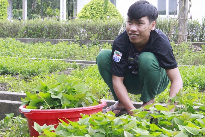 nu cuoi nguoi linh bien