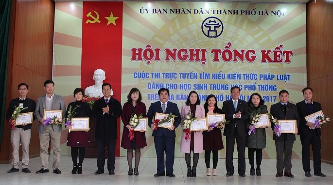 hoc sinh ha noi hao hung tham gia thi tim hieu phap luat truc tuyen