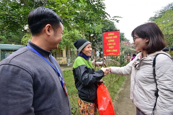 Gói ghém yêu thương, trao gửi nghĩa tình mùa xuân goi ghem yeu thuong trao gui nghia tinh mua xuan