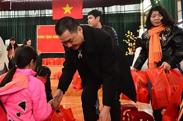 Gói ghém yêu thương, trao gửi nghĩa tình mùa xuân goi ghem yeu thuong trao gui nghia tinh mua xuan