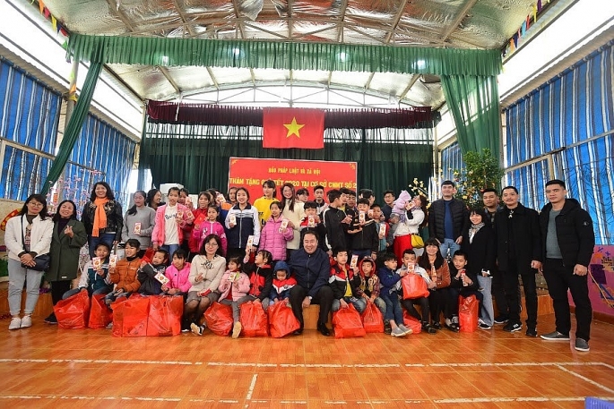 Gói ghém yêu thương, trao gửi nghĩa tình mùa xuân goi ghem yeu thuong trao gui nghia tinh mua xuan