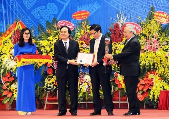 Cả nước thêm hơn 1200 GS - PGS, GS trẻ nhất mới 35 tuổi! ca nuoc them hon 1200 gs pgs gs tre nhat moi 35 tuoi