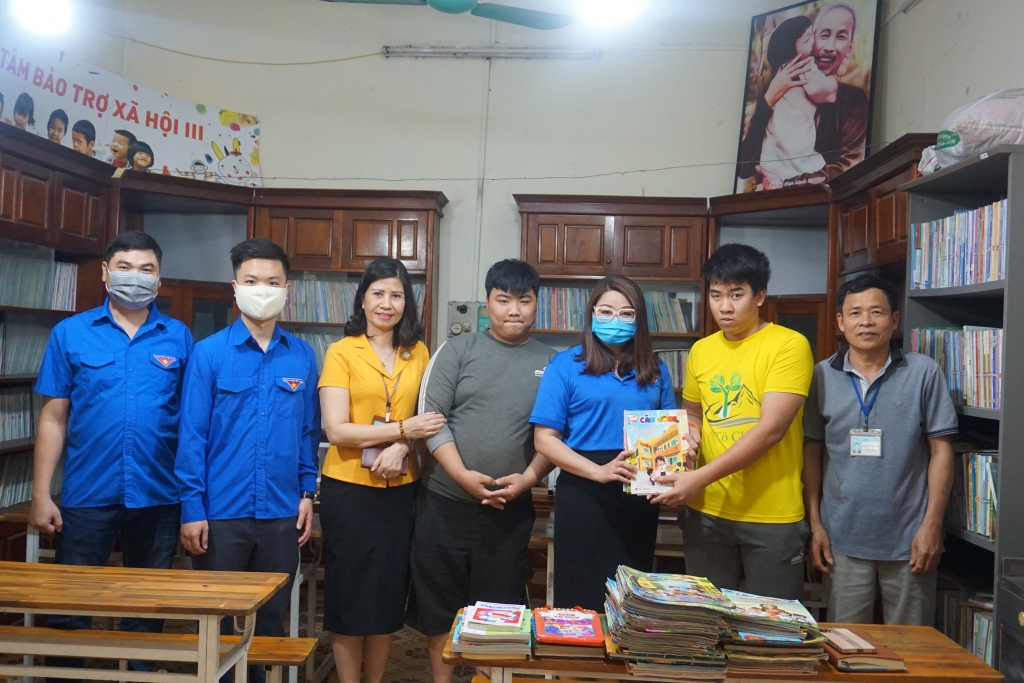 Chi đoàn Pháp luật và Xã hội trao tặng báo, truyện đến các trẻ em tại Trung tâm Bảo trợ xã hội số 3, TP Hà Nội
