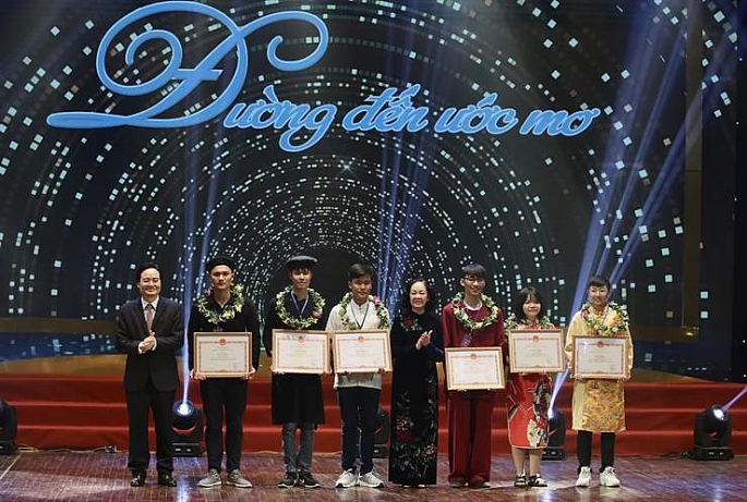 Tuyên dương 120 học sinh, sinh viên, thanh niên dân tộc thiểu số xuất sắc, tiêu biểu năm học 2018-2019 tuyen duong 120 hoc sinh sinh vien thanh nien dan toc thieu so xuat sac tieu bieu nam hoc 2018 2019