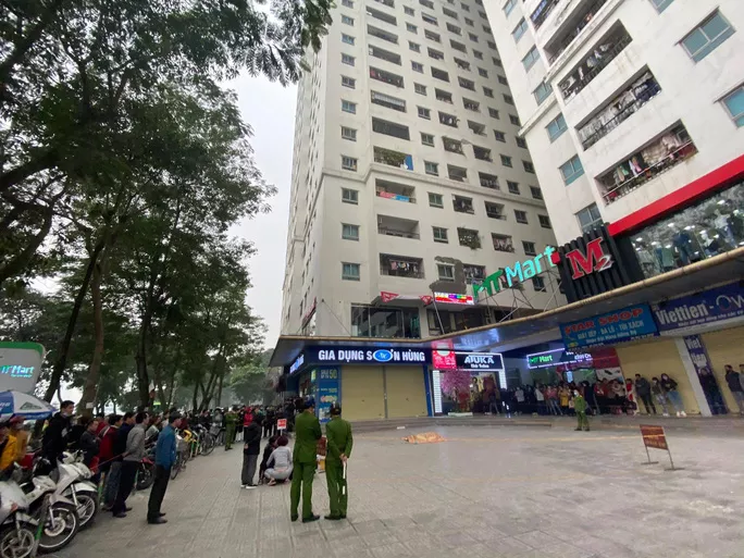 Người đàn ông rơi từ tầng cao chung cư ở Linh Đàm xuống đất tử vong nguoi dan ong roi tu tang cao chung cu o linh dam xuong dat tu vong