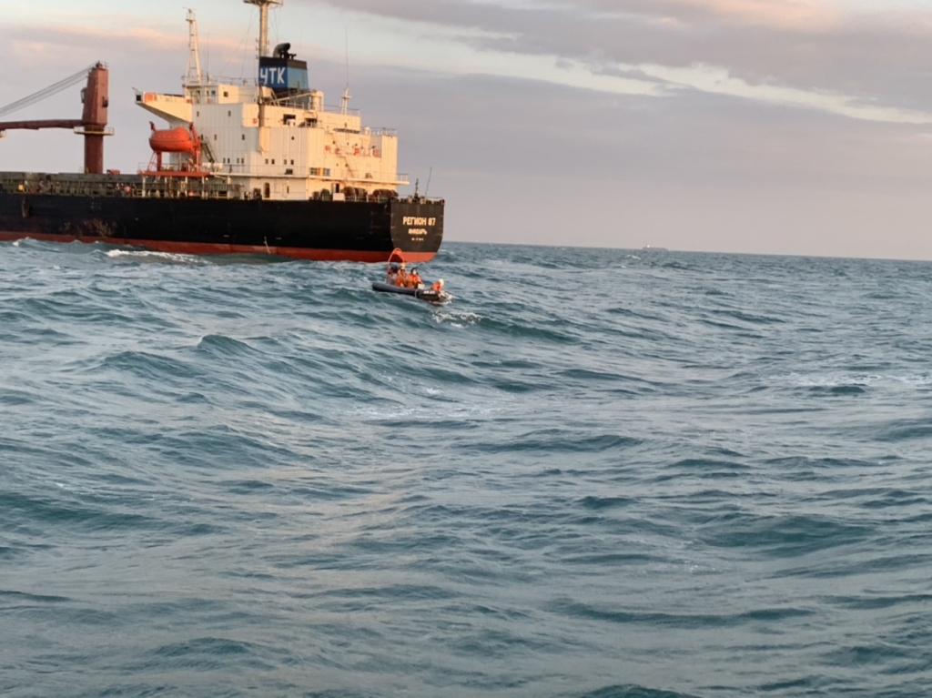 Khẩn trương trợ giúp ngư dân bị tai nạn chìm tàu, cảnh báo về an toàn biển do biến động thời tiết
