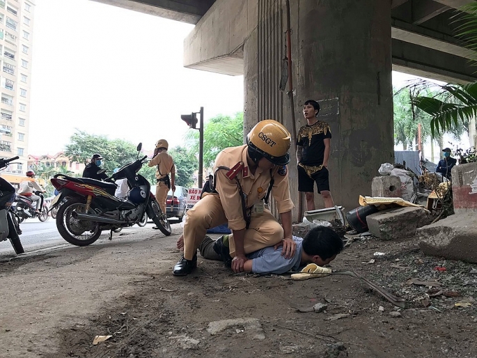 ha noi tan cong csgt de giai cuu ban bi kiem tra nong do con