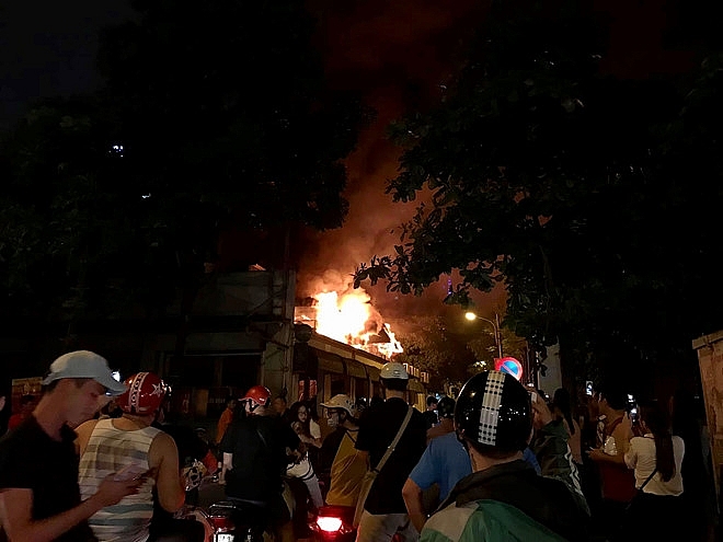 Hà Nội: Quán bia Hải Xồm bất ngờ bốc cháy, nhiều người hốt hoảng tháo chạy ha noi quan bia hai xom bat ngo boc chay nhieu nguoi hot hoang thao chay