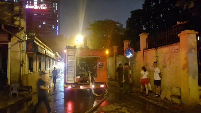 Hà Nội: Quán bia Hải Xồm bất ngờ bốc cháy, nhiều người hốt hoảng tháo chạy ha noi quan bia hai xom bat ngo boc chay nhieu nguoi hot hoang thao chay