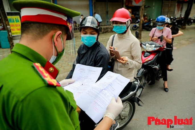 CATP tăng cường kiểm tra các chốt chặn và giấy đi đường trong những ngày TP giãn cách, cao điểm phòng chống dịch, bệnh Covid-19. Ảnh: Khánh Huy.