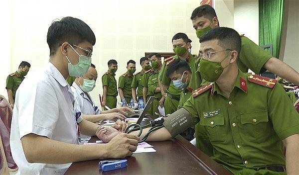 CA huyện Gia Lâm tham gia sàng lọc trước khi hiến máu tình nguyện 