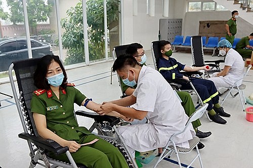 CA thị xã Sơn Tây tham gia hiến máu 