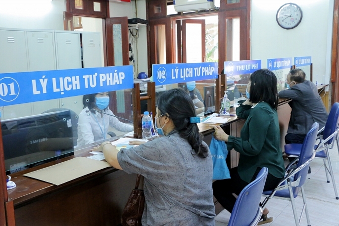 Công dân làm thủ tục cấp Phiếu LLTP tại Sở Tư pháp TP Hà Nội (Ảnh: Đình Tuệ)