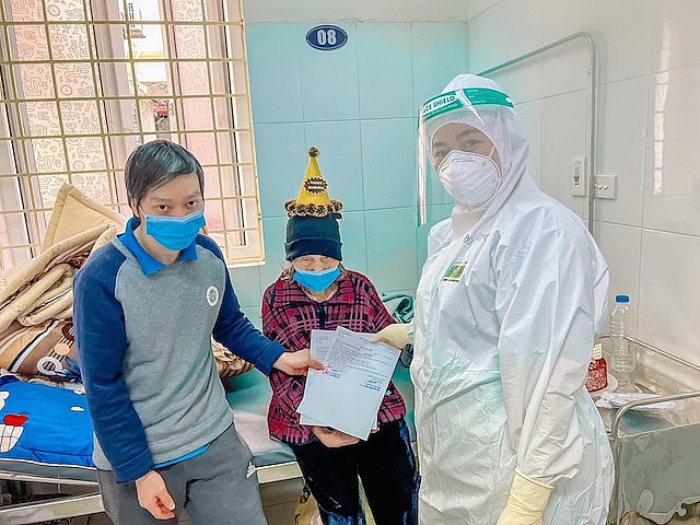 Bệnh nhân 100 tuổi ở Hà Nội khỏi bệnh sau 21 ngày chiến đấu với Covid-19