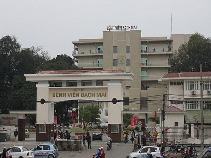 ha noi yeu cau nguoi dan da den bv bach mai di lay mau xet nghiem covid 19