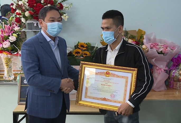 Trao Bằng khen của Thủ tướng Chính phủ cho anh Nguyễn Ngọc Mạnh