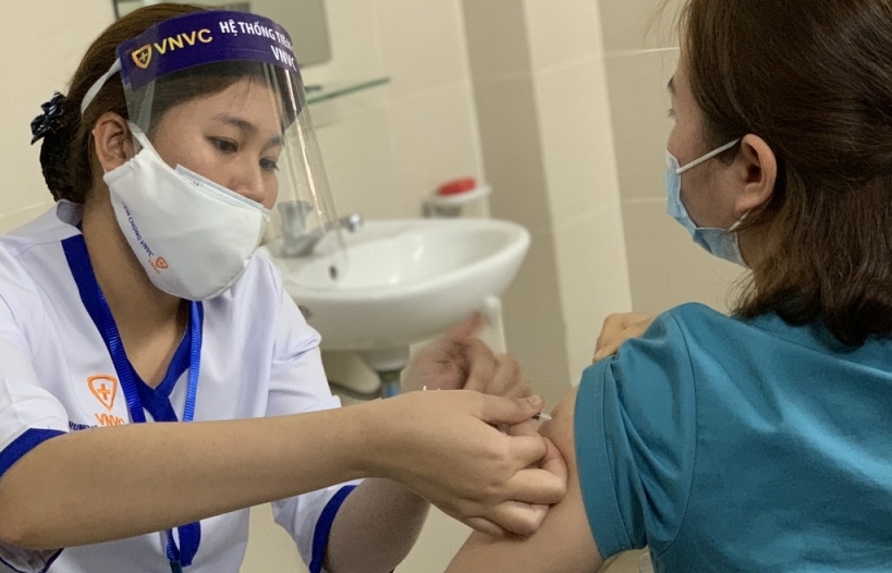 30 cán bộ, nhân viên y tế đầu tiên của Hà Nội được tiêm vắc-xin Covid-19