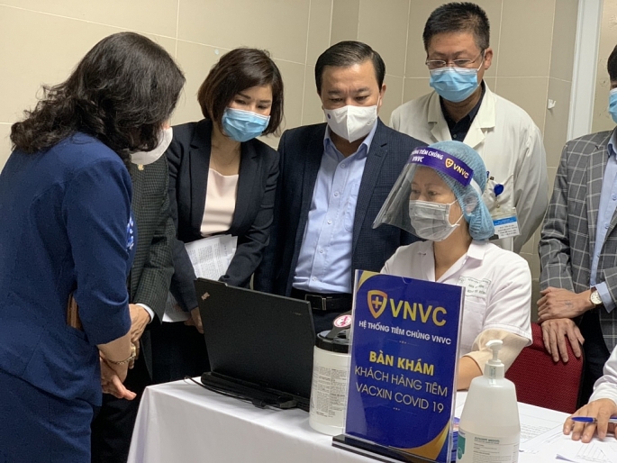 30 cán bộ, nhân viên y tế đầu tiên của Hà Nội được tiêm vắc-xin Covid-19