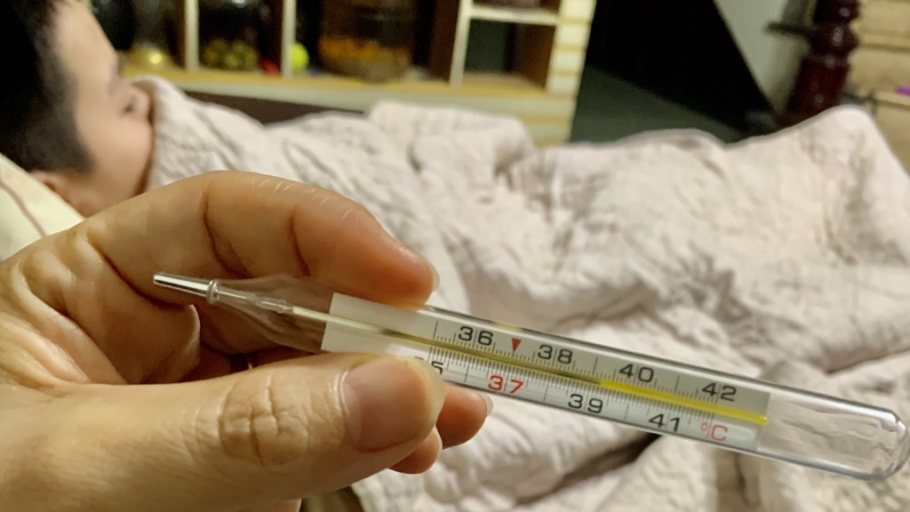 4 bước chăm sóc trẻ bị sốt khi nhiễm Covid-19