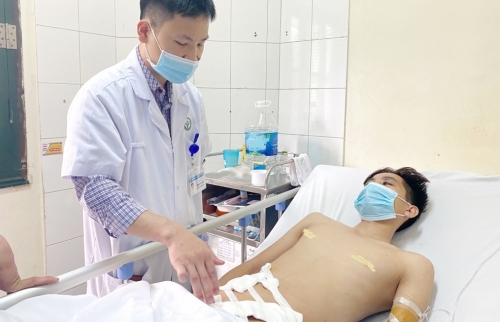 Chàng trai bị đứt rời ống dẫn tinh sau tai nạn xe máy