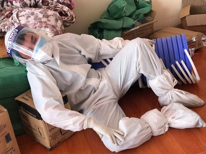 Sự hi sinh thầm lặng của những “chiến sỹ áo trắng” Sự hi sinh thầm lặng của những “chiến sỹ áo trắng”