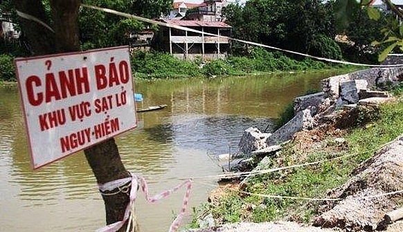 ha noi phe duyet 5 quyet dinh cong bo tinh trang khan cap su co sat lo bo song