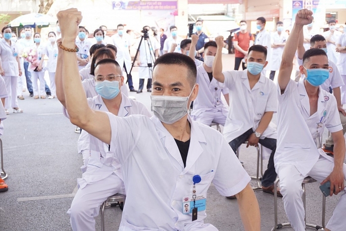 Thêm 250 ca mắc Covid-19 trong ngày 3-6, hơn 100 chiến sỹ áo trắng đến chi viện cho Bắc Giang
