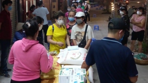 Không ngại trao nhầm quà, miễn sao giúp được người thực sự cần