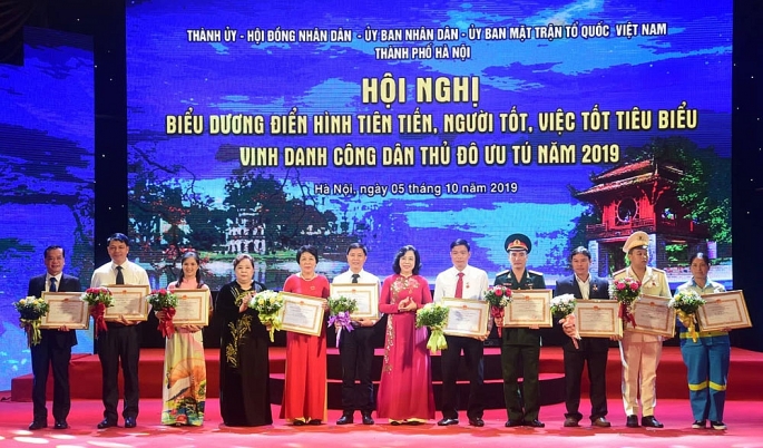 ha noi tang danh hieu nguoi tot viec tot cho 179 ca nhan