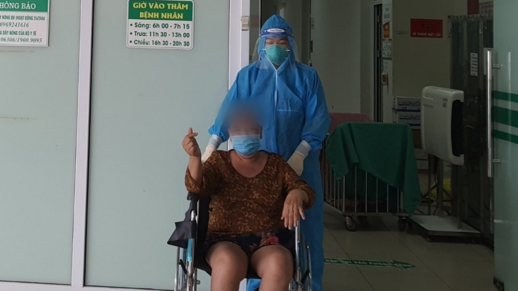 Nữ bệnh nhân 64 tuổi hồi sinh sau hơn 1 tháng chiến đấu với Covid-19