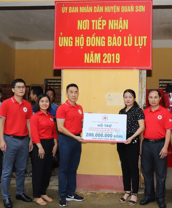 trung uong hoi chu thap do cuu tro dong bao o thanh hoa bi thiet hai do bao so 3