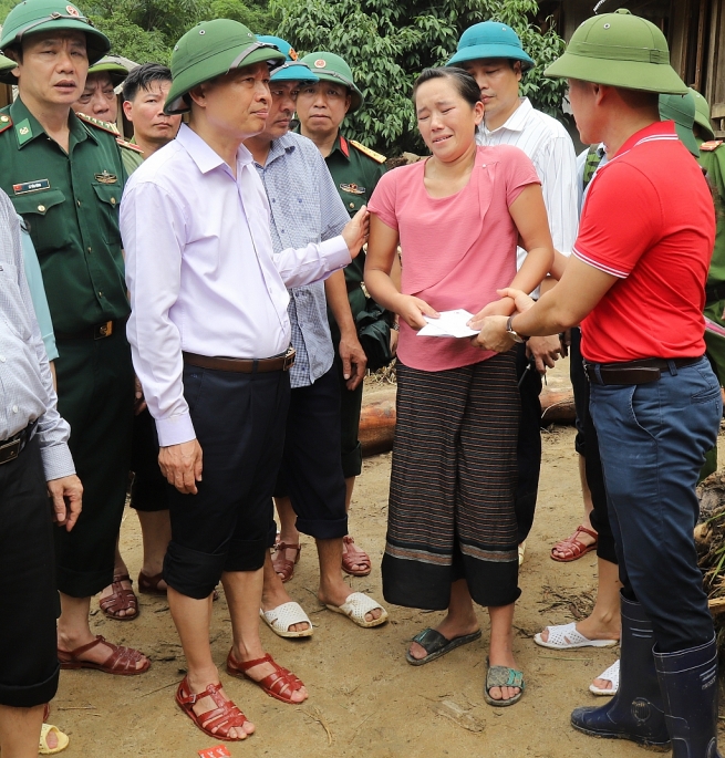 trung uong hoi chu thap do cuu tro dong bao o thanh hoa bi thiet hai do bao so 3