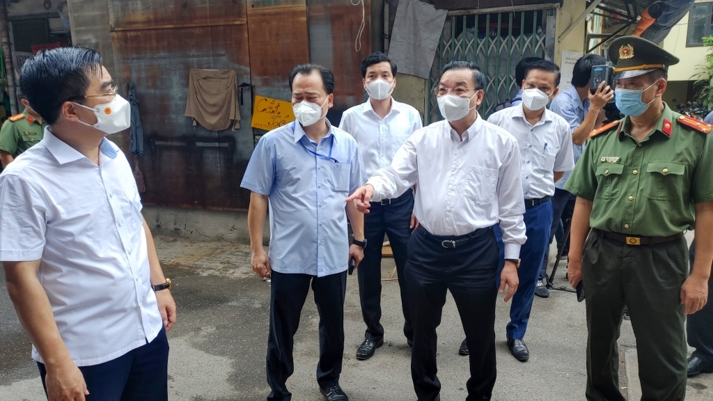 Chủ tịch UBND TP Chu Ngọc Anh kiểm tra công tác chống dịch tại "điểm nóng" Thanh Xuân