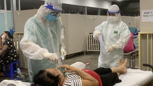 TP Hồ Chí Minh: Mỗi nhân viên y tế phải chăm  sóc 140-150 bệnh nhân…