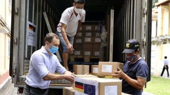 Việt Nam tiếp nhận thêm 852.480 liều vắc-xin AstraZeneca do Đức hỗ trợ