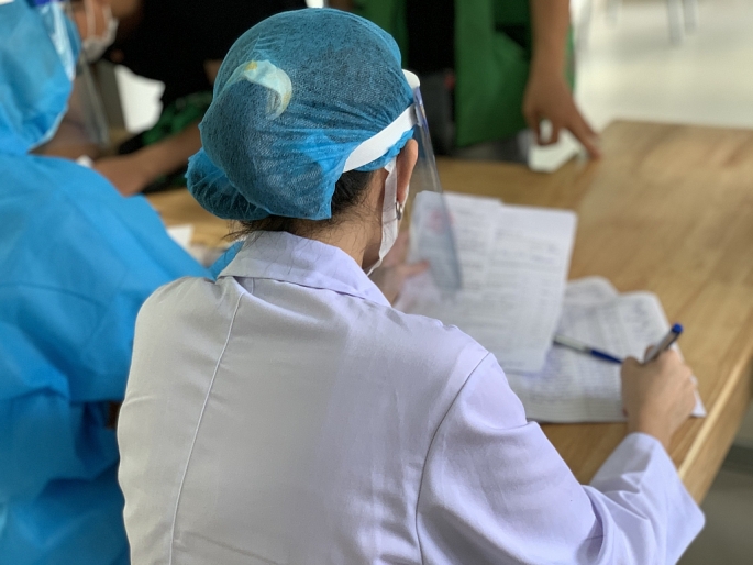 Người đến, về Hà Nội từ vùng dịch cấp độ 4 chưa tiêm vắc-xin phải cách ly tại nhà 14 ngày