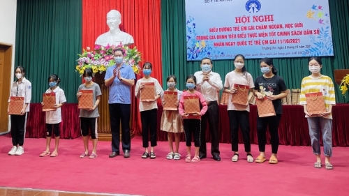 Hà Nội: Hàng trăm trẻ em gái chăm ngoan, học giỏi được biểu dương