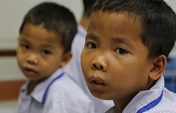 Nỗi đau của 2 anh em dân tộc Thái bị mẹ bỏ khi phát hiện bệnh tan máu bẩm sinh