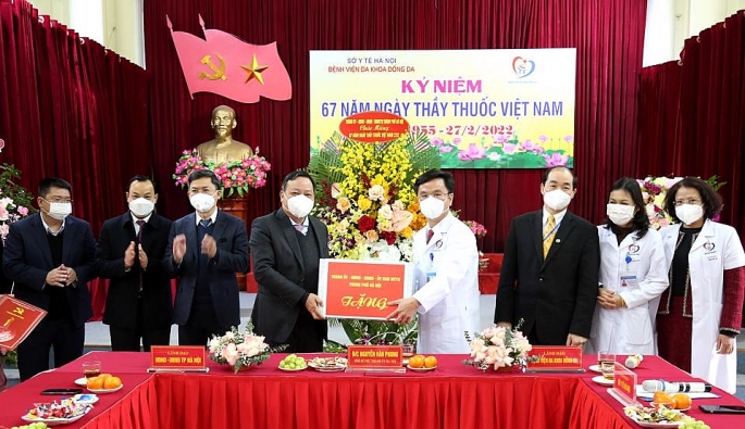 Lãnh đạo thành phố Hà Nội thăm, chúc mừng Bệnh viện Đa khoa Đống Đa