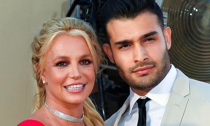Britney Spears thông báo mang bầu với 