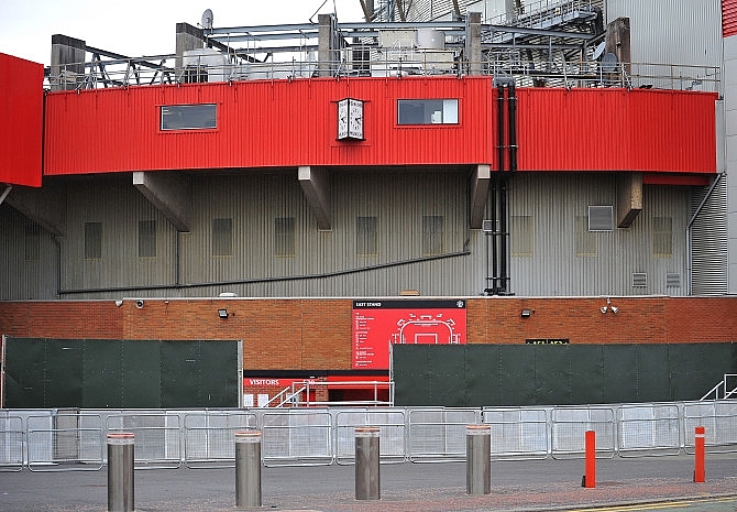 Lo CĐV tiếp tục bạo động, Man Utd tăng cường bảo vệ tại Old Trafford