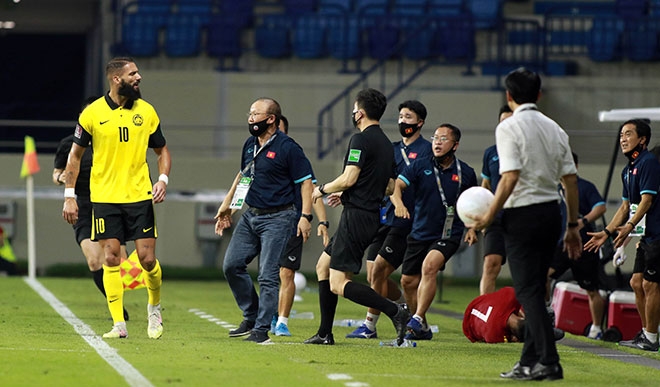 HLV Park Hang Seo bị cấm chỉ đạo trận gặp UAE