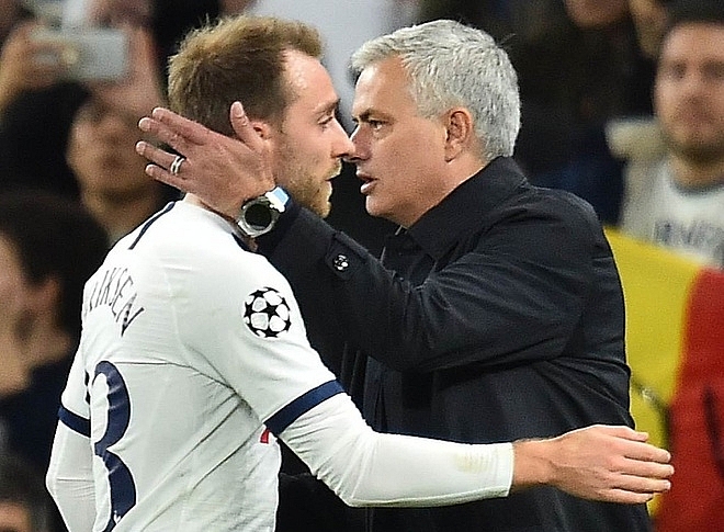 Mourinho bật khóc vì lo lắng cho Eriksen